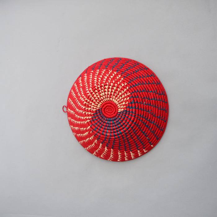 Hand woven straw. A tradition and art which has been part of Ugandan culture for centuries.  With all of the materials used being natural products or recycled, we also believe this is a lovely way of making use of natural resources the world has to offer and making positive changes to become more sustainable.  Beautifully, unique, handmade basket made out of banana stalks and raffia fibres also known as the Ugandan basket.